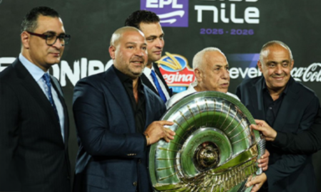 المهندس محمد طاهر خلال تسليم درع دوري Nile لنادي الزمالك