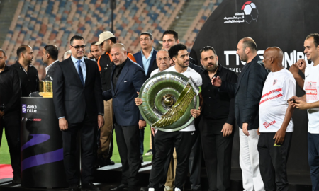 تسليم درع دوري Nile لنادي الزمالك خلال احتفالية التتويج في استاد القاهرة